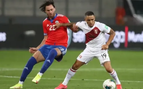 Yoshimar Yotún defiende el balón de Ben Brereton. (Agencia Uno).