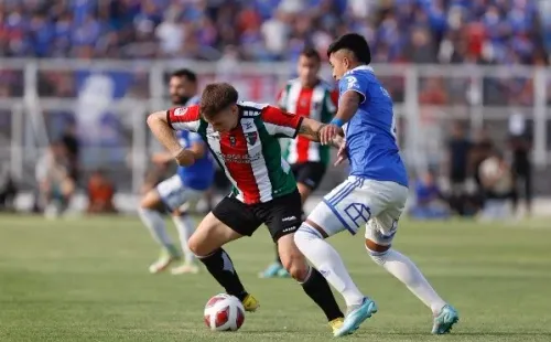 Bruno Barticciotto batalla con José Castro en la victoria de Palestino ante la U. (Comunicaciones Palestino).