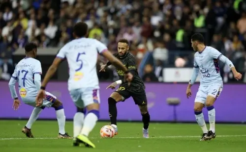 Neymar no la pasa bien dentro de la cancha, y tampoco fuera de ella. | Foto: Getty