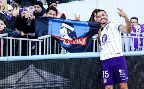 Gabi Suazo compartió con un hincha de Colo Colo en Francia. | Foto: Twitter @ToulouseFC