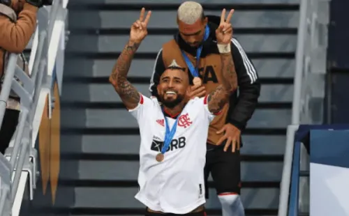 Arturo Vidal festeja la medalla de bronce que Flamengo obtuvo en el Mundial de Clubes 2023. (Getty Images).