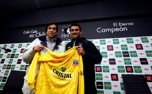 Roberto Rojas en la presentación de Justo Villar como arquero de Colo Colo. (Agencia Uno).
