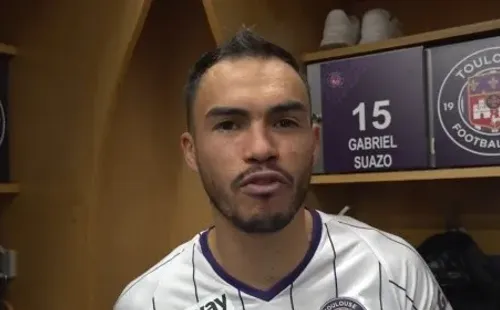 Suazo en el camarín del Toulouse dando declaraciones