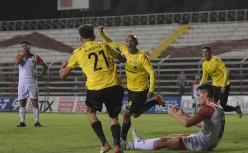 Suazo celebra uno de sus goles (Foto: San Luis)