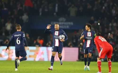 Kylian Mbappé celebra el gol que fue posteriormente invalidado por una posición de adelanto. (Getty Images).