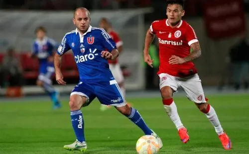 Charles Aránguiz enfrentó a la U con el Inter de Porto Alegre. | Foto: Archivo