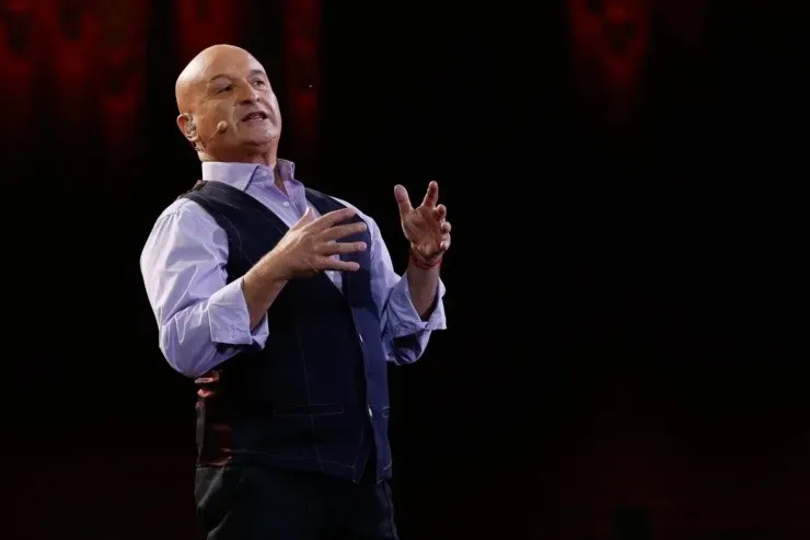 “Me gusta esa máxima que tienen los políticos: “Lo hecho, cohecho está”, fue parte de la rutina de Ricardo Meruane en el Festival de Viña del Mar 2016. Al igual que en 2011, fue pifiado. Foto: Agencia Uno.