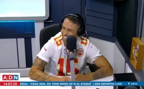 Jorge Valdivia llegó con la camiseta de Patrick Mahomes al programa de Los Tenores. | Foto: Captura.