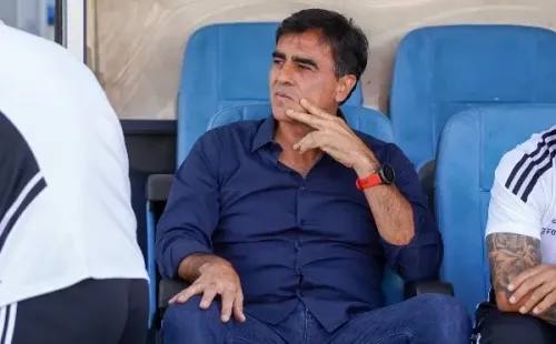 Gustavo Quinteros tiene tiempo para ordenar las piezas en Colo Colo. El DT tampoco podrá dirigir ante Everton. (Guille Salazar/RedGol).