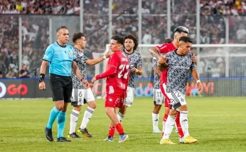 Lorenzo Reyes aleja a Jordhy Thompson en una de las acciones caldeadas que tuvo la victoria de Colo Colo ante Ñublense. (Guille Salazar/RedGol).