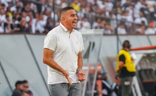 Jaime García grita en el estadio Monumental. Ñublense cayó 1-0 en la visita a Colo Colo. (Guille Salazar/RedGol).