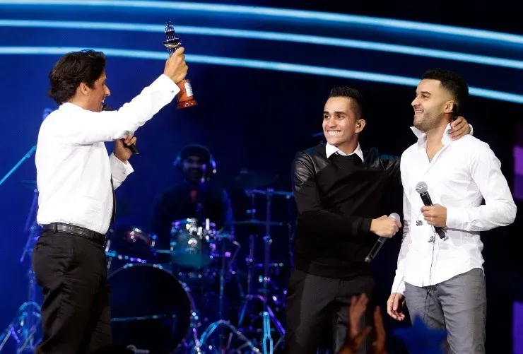 Rafael Araneda, sin chaqueta, entrega pasadas las 4 de la mañana los premios a Yandar & Yostin. Foto: Agencia Uno.