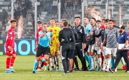 Jona muestra con mucho histrionismo la tarjeta roja al final del duelo (Foto: Guille Salazar)
