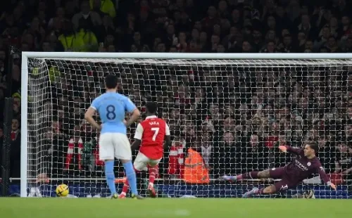 Saka anotó de penal el único gol del Arsenal ante el City. Foto: Getty Images