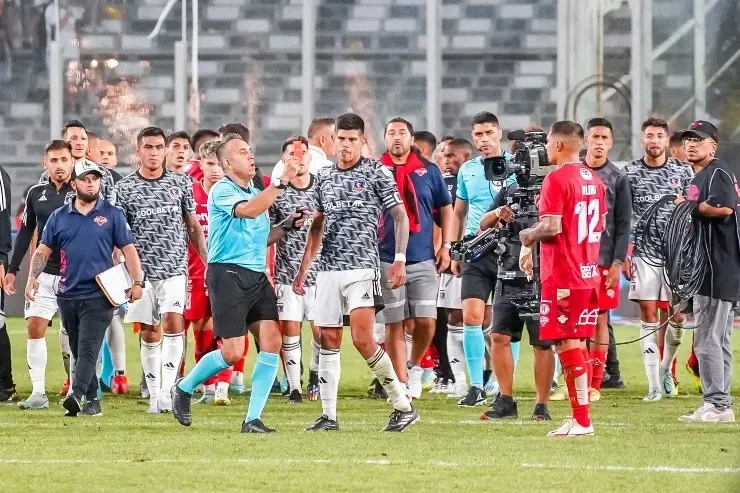 Héctor Jona expulsa a Patricio Rubio en el final de Colo Colo vs Ñublense