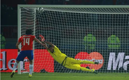 Así se vio el remate que Matías Fernández le clavó a Chiquito Romero en la definición de la final de la Copa América 2015 entre la Roja y Argentina. (Getty Images).
