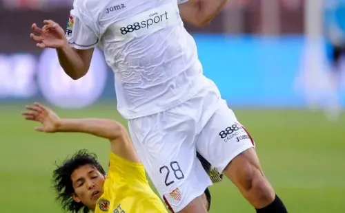 Mati Fernández lucha una pelota con Federico Fazio, defensor argentino que entonces militaba en el Sevilla. (Getty Images).