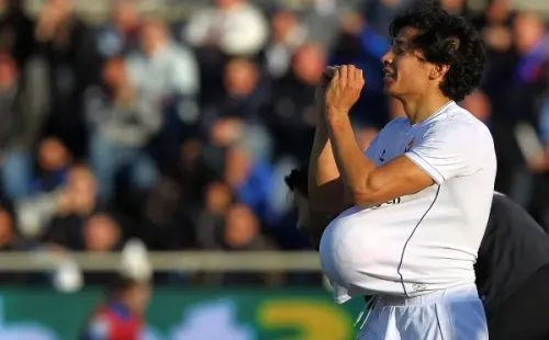 Matías Fernández celebra un gol que le anotó con la Fiorentina a la Atalanta. (Getty Images).