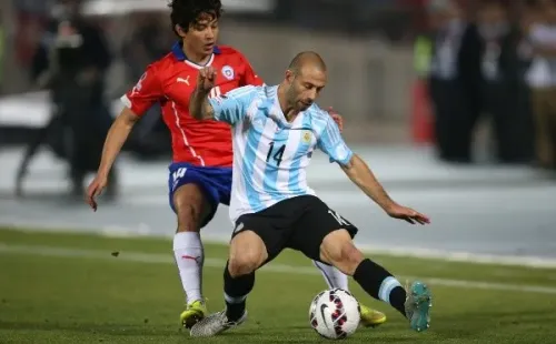 Matías Fernández marca a Javier Mascherano en la final de la Copa América 2015. (Agencia Uno).