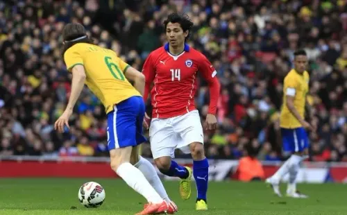 Matías Fernández ante Brasil en un amistoso. (Agencia Uno).