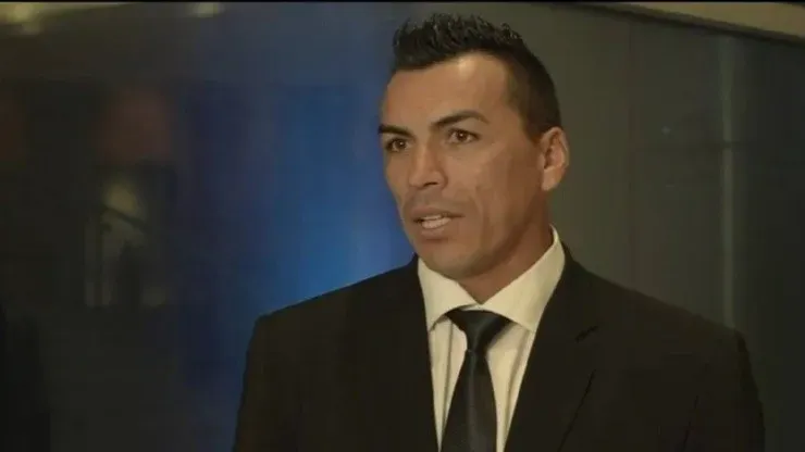 Esteban Paredes, vestido de traje, en su participación en la presentación televisiva del Festival de Viña del Mar. Foto: Captura Chilevisión.