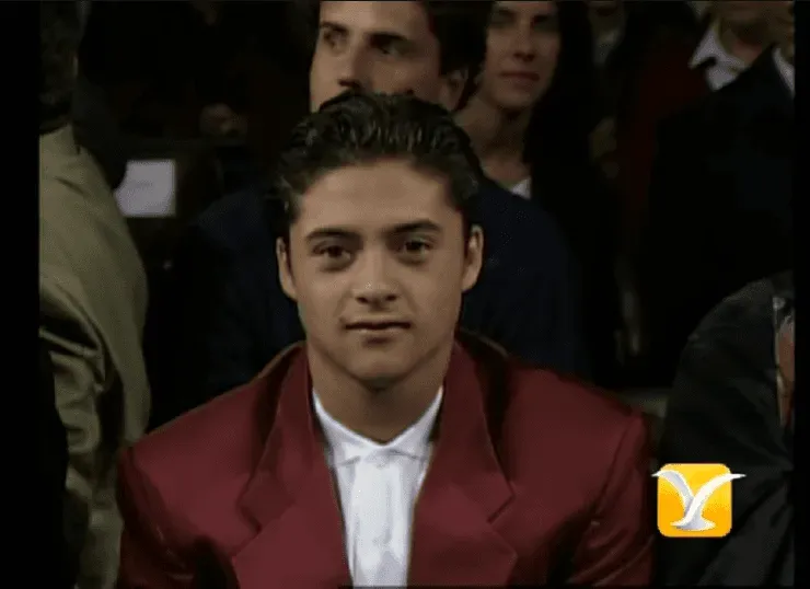 Frank Lobos durante la presentación del jurado de la competencia internacional del Festival de VIña del Mar 1994. Foto: Captura Ilustre Municipalidad de Viña del Mar.