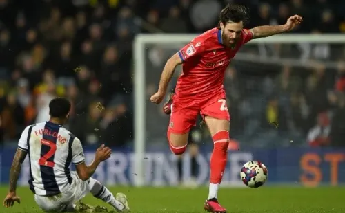 Ben Brereton supera la marca de Darnell Furlong en el empate del Blackburn Rovers ante el WBA. (Getty Images).