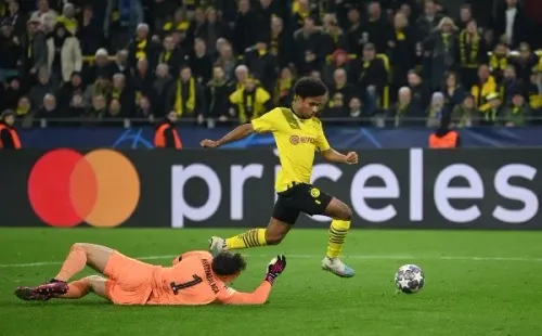 Karim Adeyemi eludió al español Kepa Arrizabalaga antes de anotar el único gol del partido entre el Dortmund y el Chelsea. (Getty Images 2023).