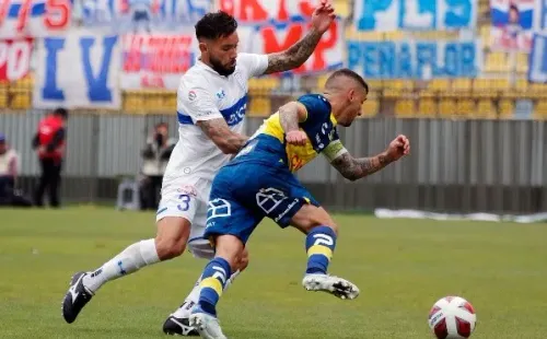 Juan Cuevas lucha con Eugenio Mena en el duelo de Everton ante la UC, el único que pudo jugar el zurdo en el Campeonato Nacional 2023. (Agencia Uno).
