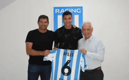 Rubén Capria, manager de Racing Club y el presidente de la institución, Víctor Blanco rodean a Tomás Avilés tras la firma de su primer contrato profesional.