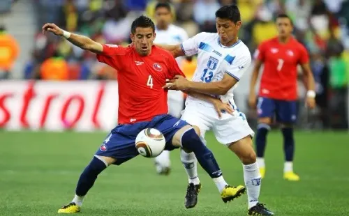 Mauricio Isla pudo jugar un mundial de la mano de Marcelo Bielsa. | Foto: Getty Images.