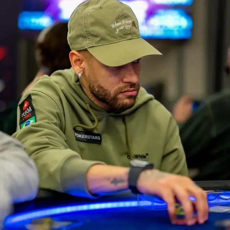 Neymar jugando póquer