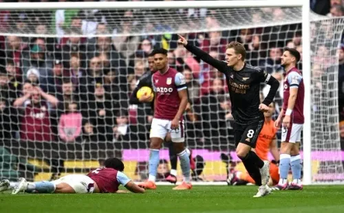 Arsenal llegó a 54 puntos con esta victoria sobre Aston Villa. | Foto: Getty Images.