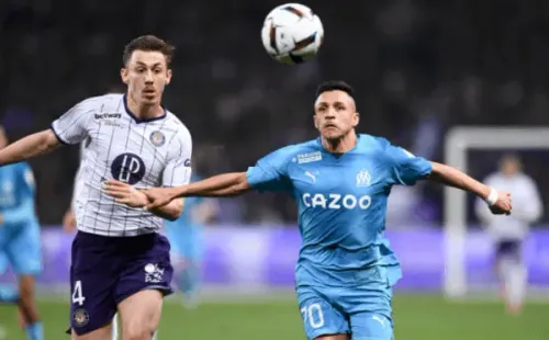 Alexis Sánchez lucha por el balón en el triunfo del Marsella ante el Toulouse. (Getty Images).