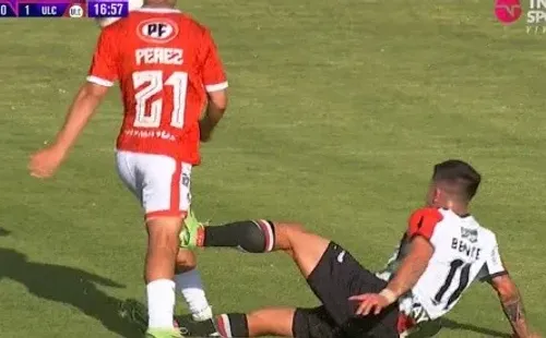 La dura entrada de Benítez sobre Pérez