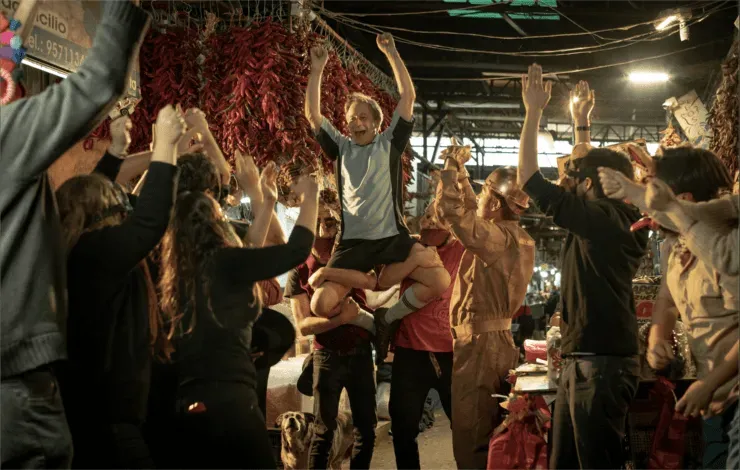 El actor Alfredo Castro es el protagonista del videoclip “Viento”, del dúo Yorka, y en la imagen celebrando junto a los visitantes de la Vega Central tras convertir un penal. Foto: Captura.