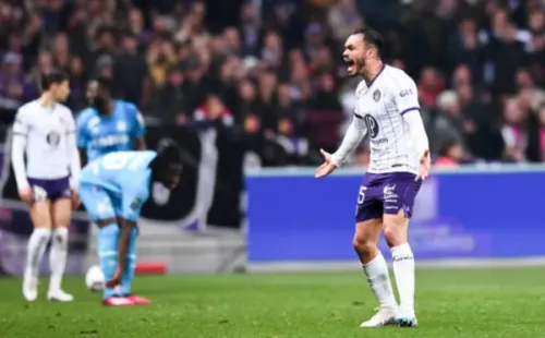 Gabriel Suazo festeja la asistencia que dio en la derrota del Toulouse ante el Olympique de Marsella. (Getty Images).