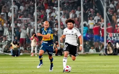 Uno de los duelos que tuvo el Peluca Falcón con Sacha Sáez en el duelo de Colo Colo ante Everton. (Guille Salazar/RedGol).