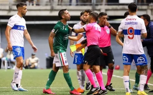 Gonzalo Sosa, uno de los ofuscados en el final del duelo entre Audax Italiano y la UC. (Agencia Uno).