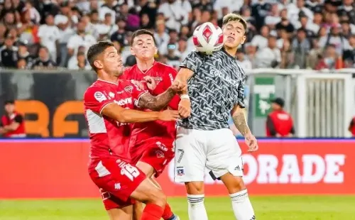 Lucas Abascia y Pablo Aránguiz intentan sacarle la pelota a Carlos Palacios. (Guille Salazar/RedGol).
