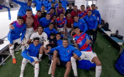 Marcelo Moreno Martins posa con los guantes de arquero tras el triunfo de Cerro Porteño. (Captura Cerro Porteño).