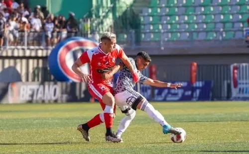 Jordhy Thompson en acción frente a Deportes Copiapó, rival al que le anotó su primer gol profesional. (Guille Salazar/RedGol).