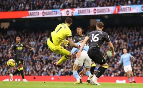 Dibu Martínez quiere jugar la Champions League la próxima temporada (Getty)