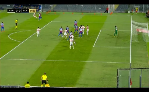 Con esta cámara quedaba claro que no hubo fuera de juego, pero el VAR no se la mostró al árbitro. Eso sí, el cobro se justificó por una supuesta obstrucción de Bechthold, quien se ve adelantado. Foto: ESPN.