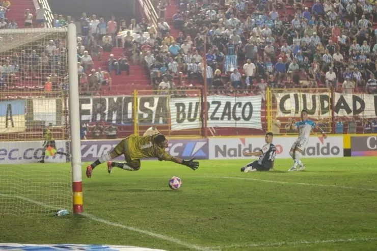 Gol de Óscar Opazo en Racing