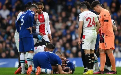 César Azpilicueta tendido en el césped tras recibir la brutal patada