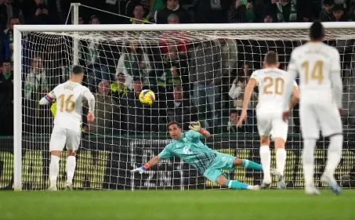 Claudio Bravo fue titular y tuvo un correcto partido, pese a los dos goles que recibió. Foto: Getty Images
