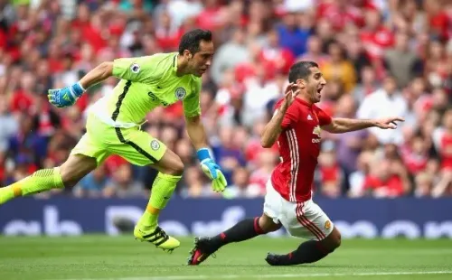 Claudio Bravo vuelve a enfrentar al Manchester United, ahora con la camiseta del Betis. Foto: Getty Images