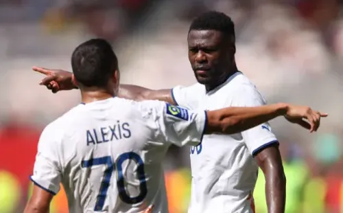 Chancel Mbemba conversa con Alexis Sánchez en un partido del Olympique de Marsella. (Getty Images).