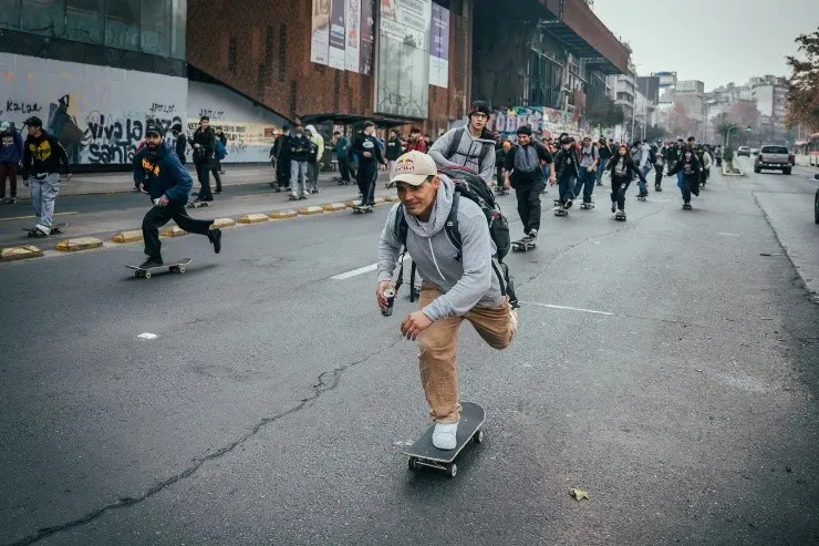 Marcelo Jiménez encabezando a los skaters santiaguinos en las calles de la capital. Foto: Red Bull Content Pool.